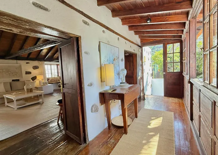 Dom wakacyjny Casa Jarana, Private House With Jacuzzi Near The Sea